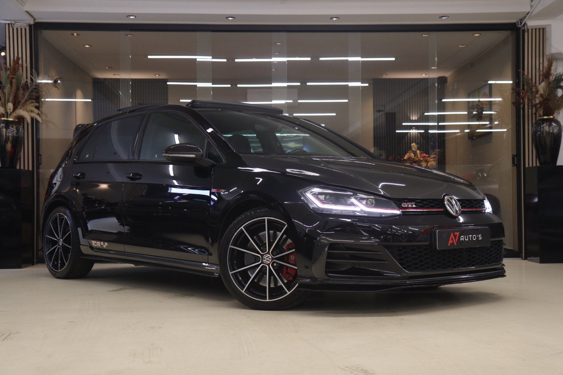 Volkswagen Golf 2.0 TSI GTI TCR /PANO/MILLTEK/CARPLAY/CARBON, 1330 kg, Gebruikt, Euro 6, 4 cilinders