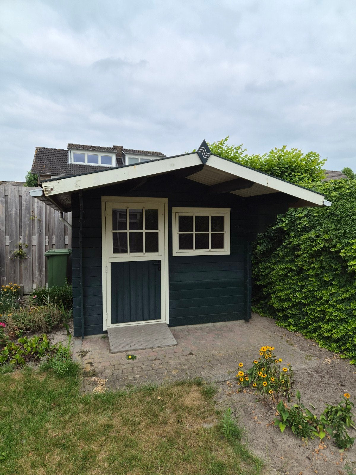 Tuinhuisje met tegels, zelf afbreken en ophalen, Tuin en Terras, Ophalen, Tuinhuis, 250 tot 500 cm, 2 ramen