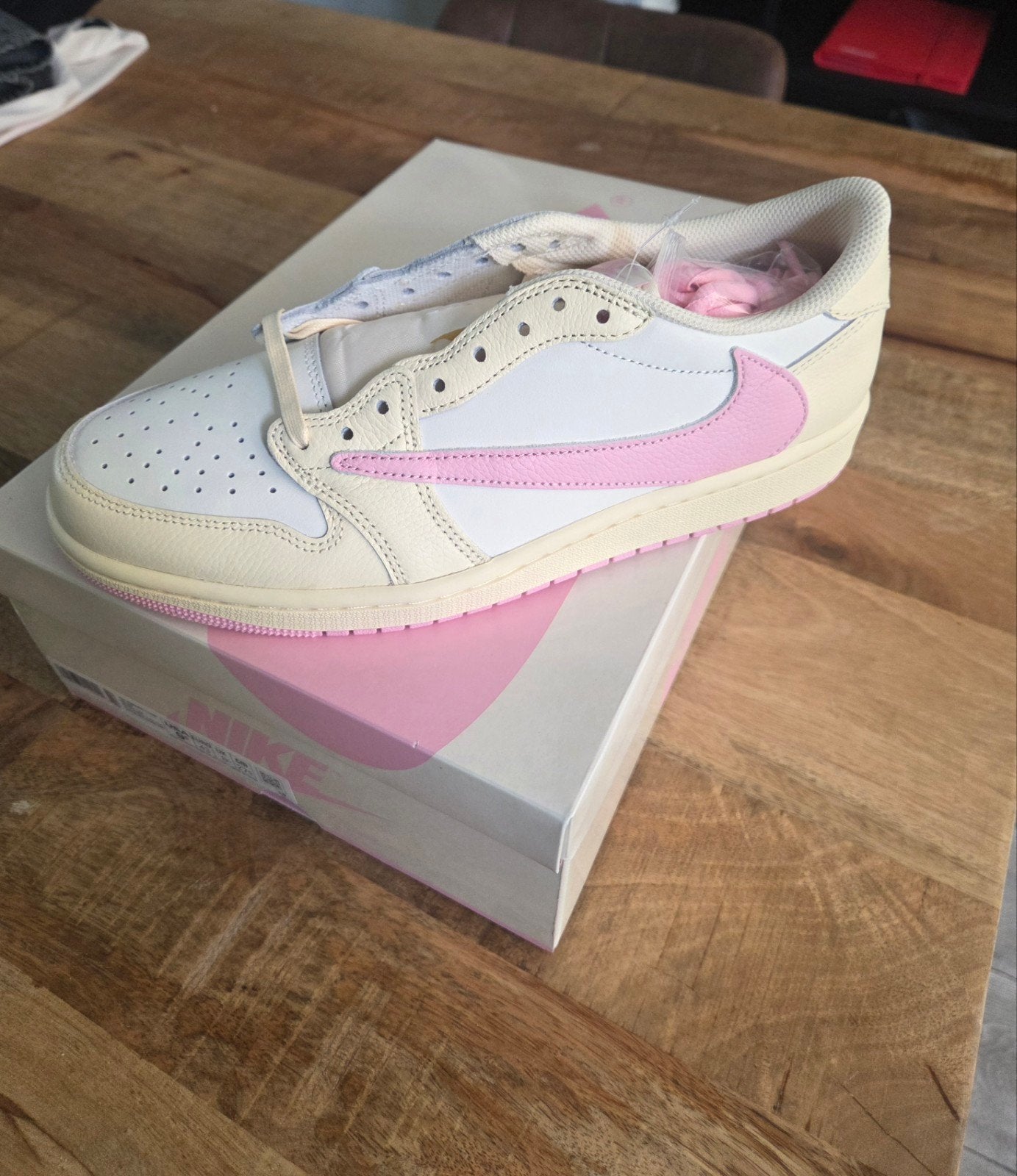 Travis Scott x Air Jordan maat 43 | 1 Low OG SP 'Pink Sail', Overige kleuren, Nike, Nieuw, Ophalen of Verzenden