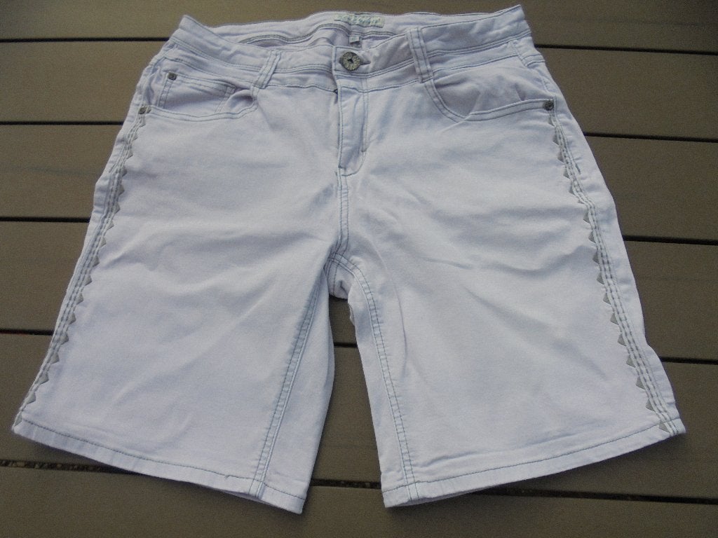 Lichtgrijze korte broek RED BUTTON, Kleding | Dames, Maat 38/40 (M), Kort, Ophalen of Verzenden, Zo goed als nieuw