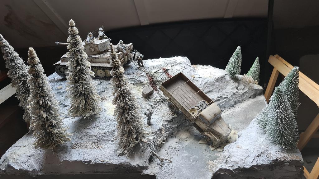 Diorama: schaal 1:25  Tiger trekt Opel Blitz uit beek, Ophalen, Gebruikt, Groter dan 1:35, Diorama