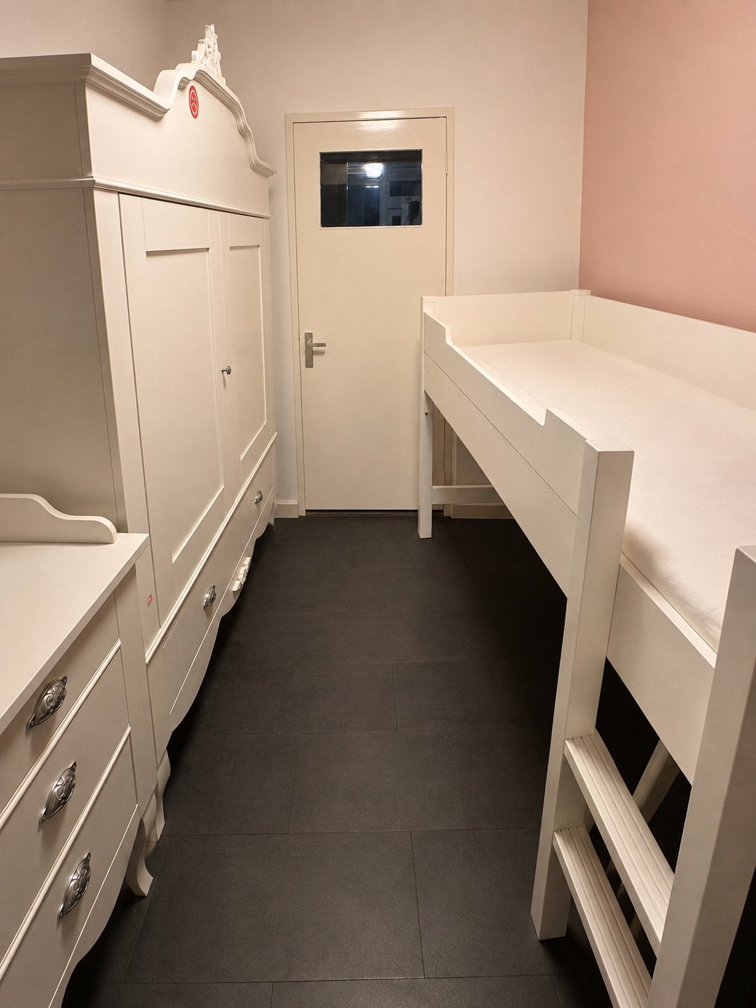 Complete babykamer: ledikant, commode en kledingkast, Kinderen en Baby's, Ophalen of Verzenden, Zo goed als nieuw, Jongetje of Meisje