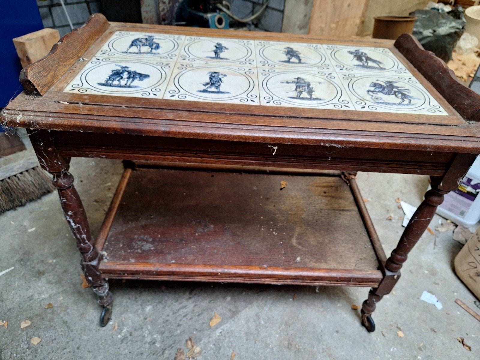 Antieke bijzettafel met Delfts blauwe tegels, Antiek en Kunst, Ophalen