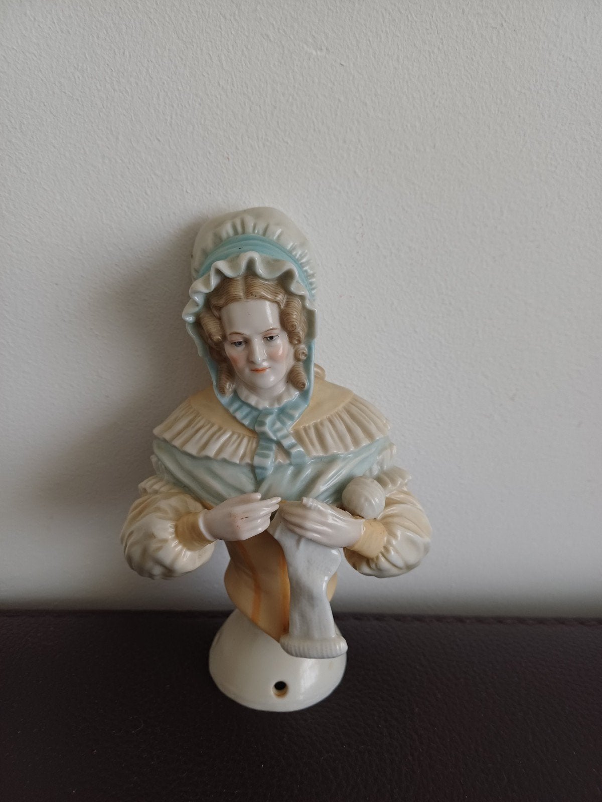 Antieke porseleinen half doll: Breiende vrouw, Ophalen of Verzenden