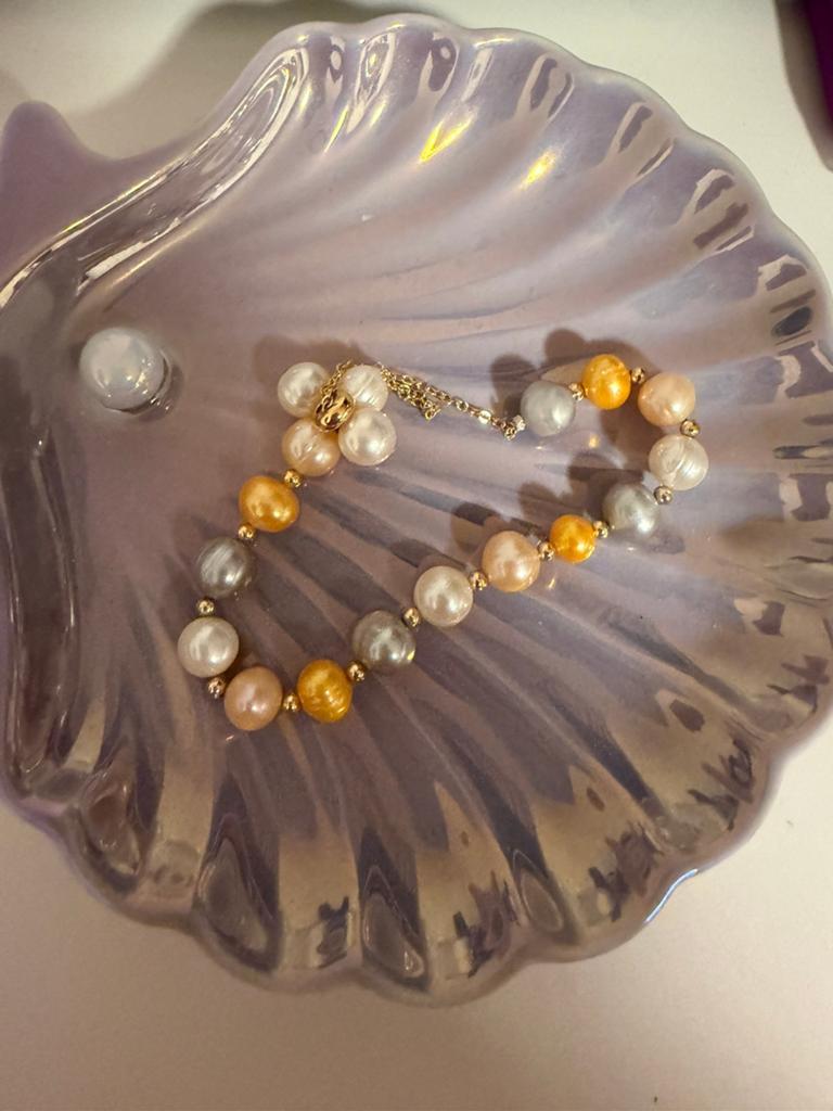 Chic Multicolor Pearl Bracelet with Gold Accents, Sieraden, Tassen en Uiterlijk, Broches, Ophalen of Verzenden, Nieuw, Goud