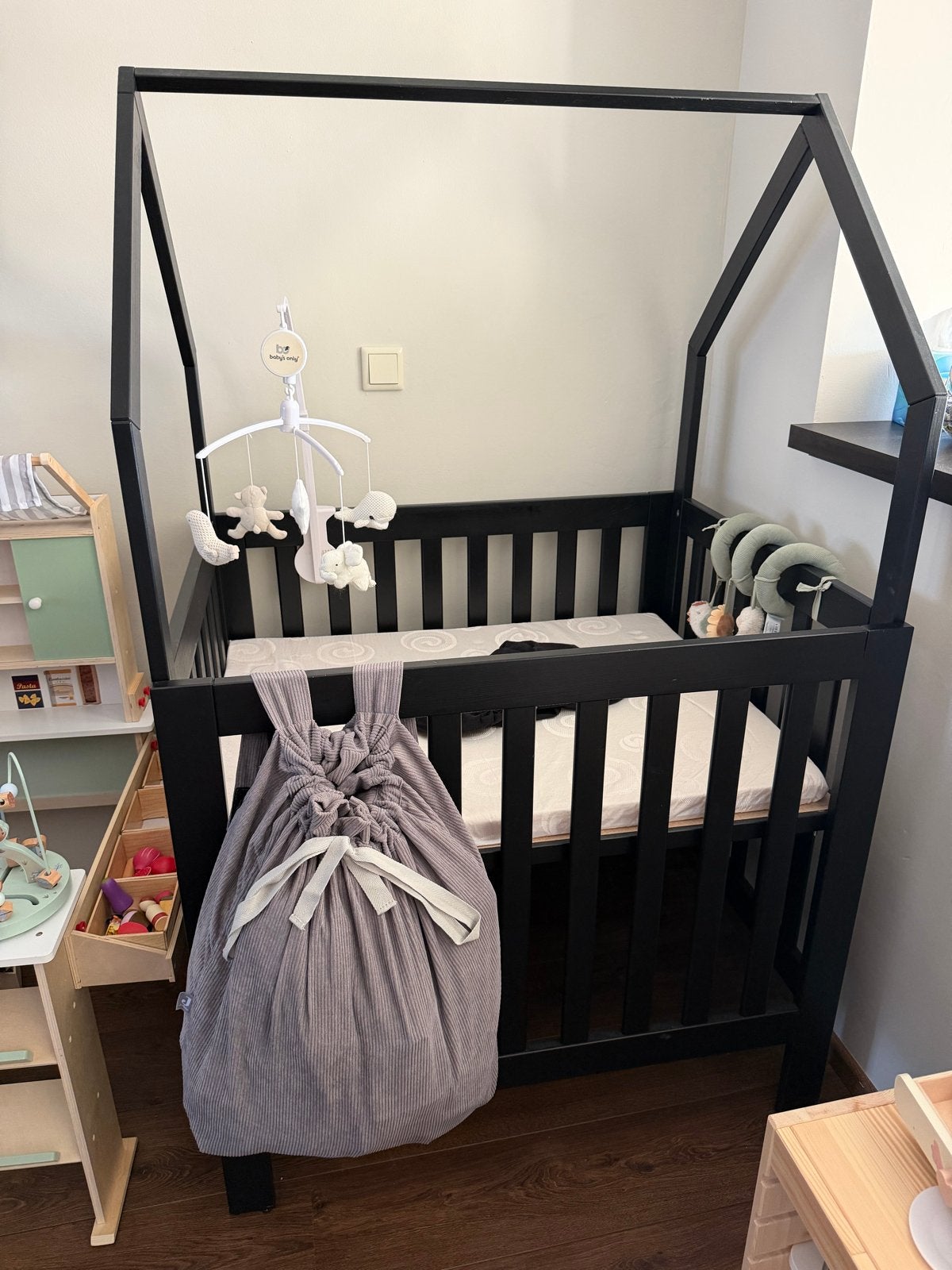 Zwarte box Bart met matras, matrashoes, boxmobiel en boxzak, Kinderen en Baby's, Boxen, Ophalen, Zo goed als nieuw