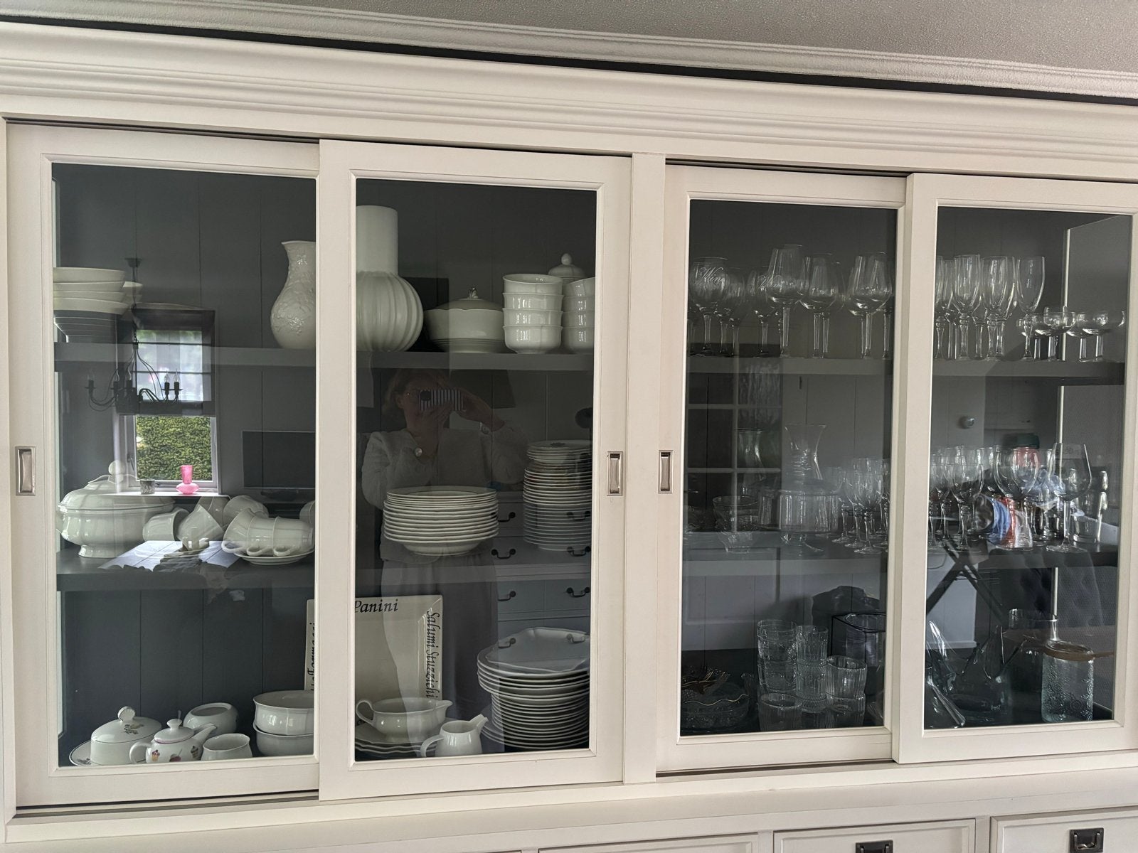 Witte servieskast/dressoir met glazen en dichte schuifdeuren, Ophalen, Gebruikt, 200 cm of meer, Glas