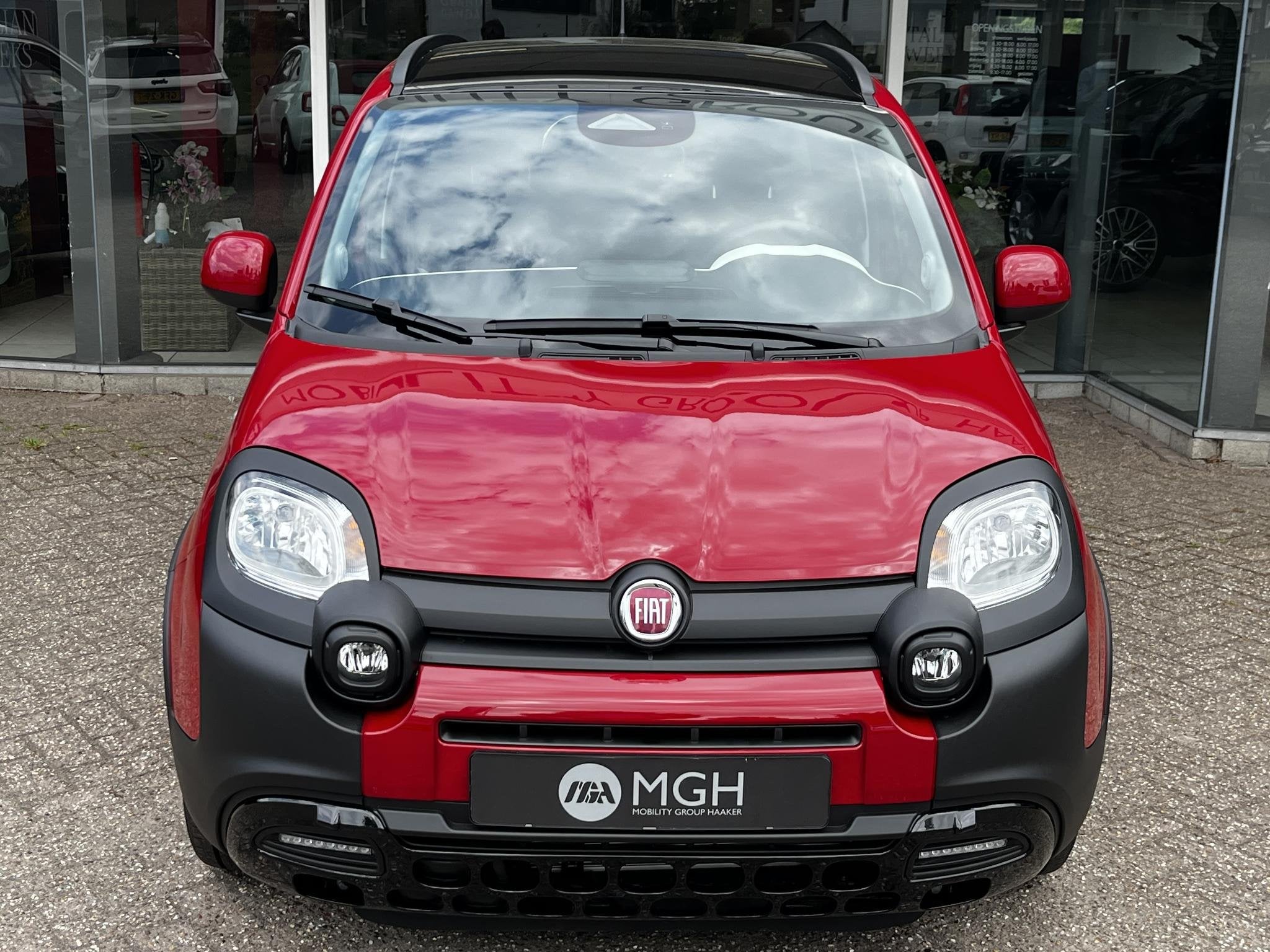 Fiat Panda 1.0 Hybrid Pandina | Airco | Apple-Android | RED, Auto's, Fiat, Stof, Euro 6, Panda, 4 stoelen