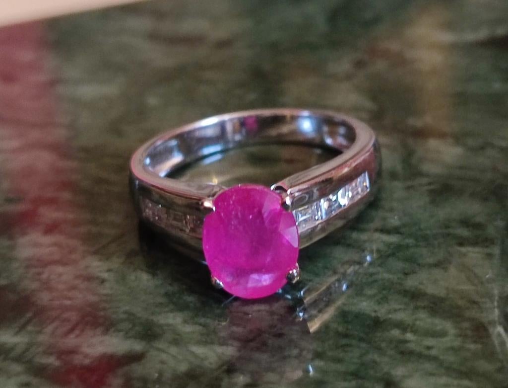 Klassieke gouden ring met robijn en diamanten, Ophalen of Verzenden, Zo goed als nieuw, 17 tot 18, Dame of Heer