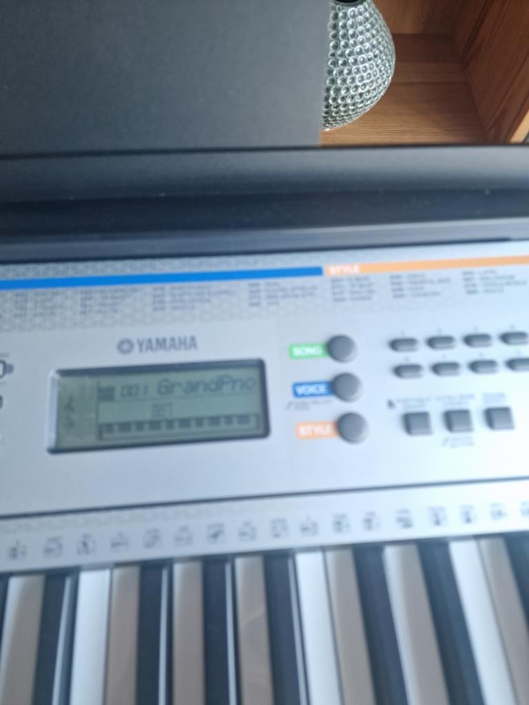 Yamaha keyboard met standaard - Ideaal voor beginners, 61 toetsen, Yamaha, Zo goed als nieuw, Met standaard