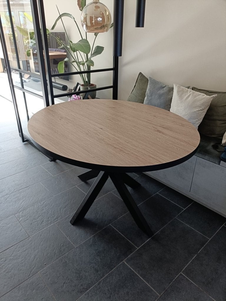 Eikenlook eettafel vals rond met kruispoot, Ophalen, Eikenhout, Nieuw, Vier personen
