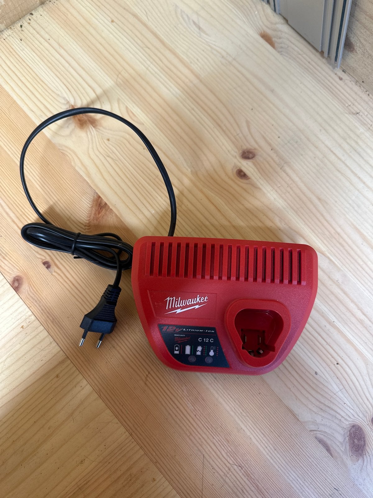 Milwaukee C12 C Acculader - Zo goed als nieuw, Ophalen of Verzenden, Zo goed als nieuw