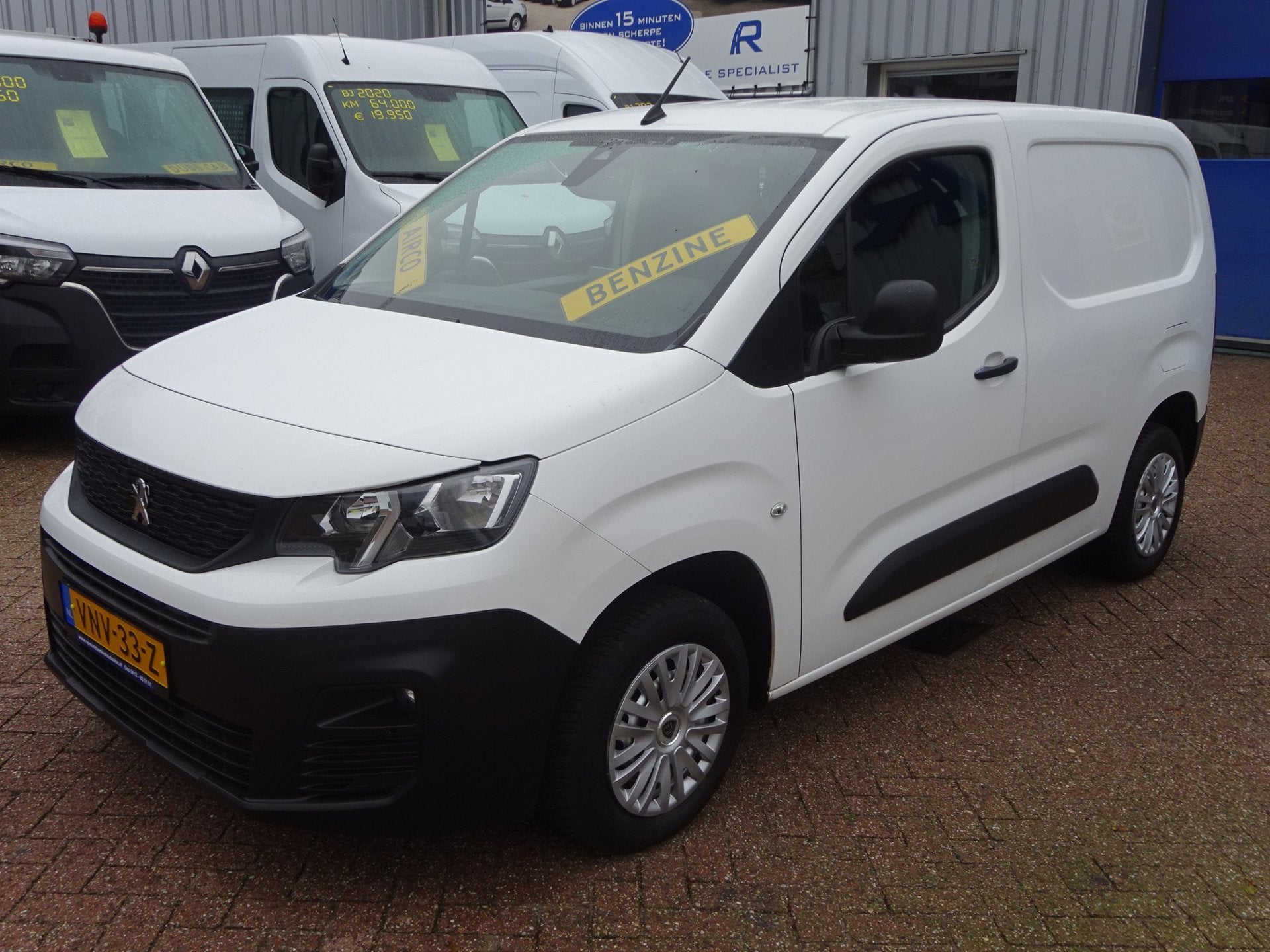 Peugeot Partner 1.2 PureTech Pro BENZINE AIRCO NAVI CRUISE C, Voorwielaandrijving, Dealer onderhouden, 1199 cc, Wit