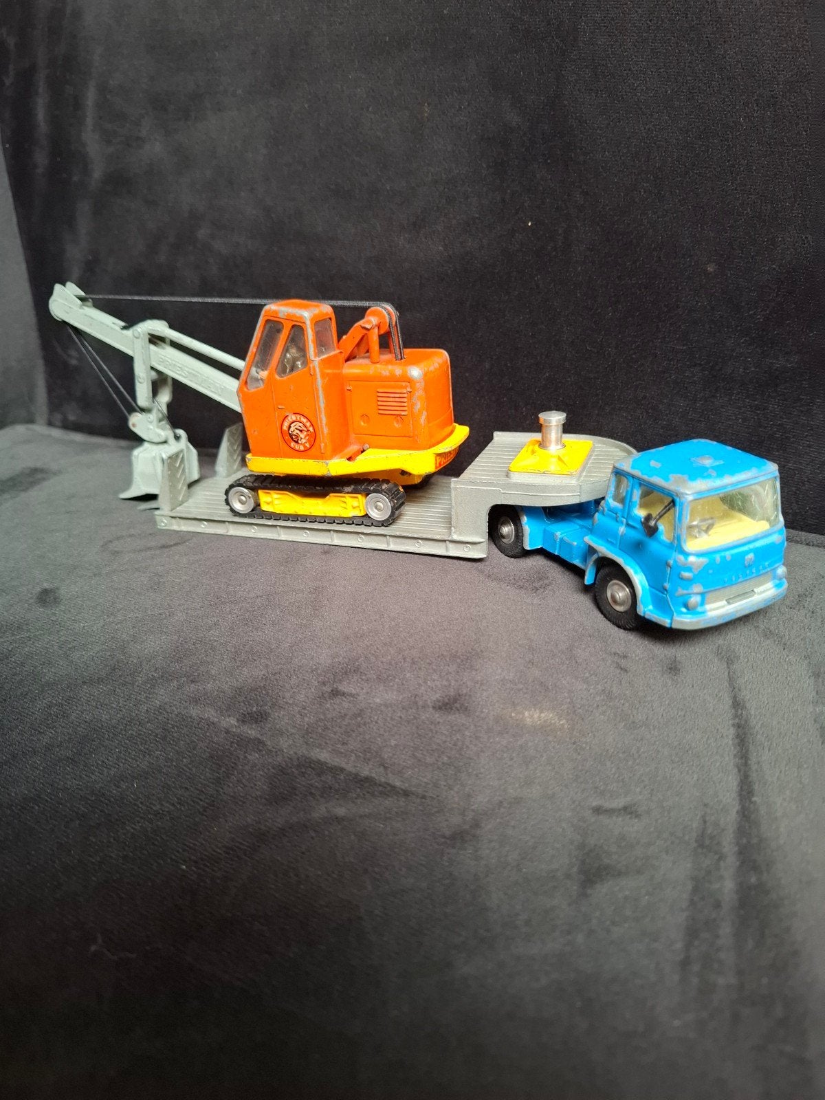 corgi Bedford  Carrimore machiney Priestman crane giftset 27, Ophalen of Verzenden, Gebruikt, Bus of Vrachtwagen