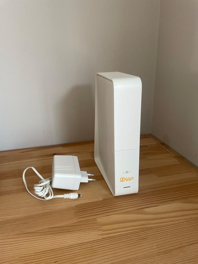 Ziggo Connectbox CH7465LG-ZG Router modem, Computers en Software, Routers en Modems, Ophalen of Verzenden, Gebruikt, Router met modem