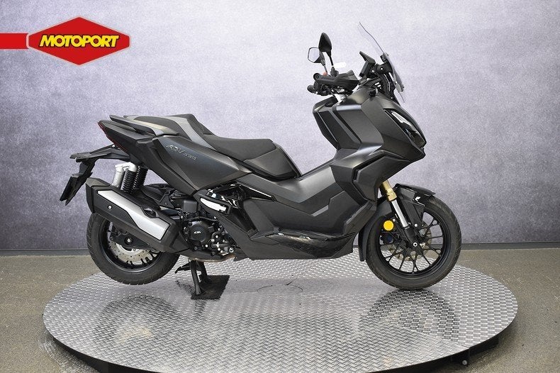 Honda ADV 350 (bj 2024), Info@motoportwormerveer.nl, Scooter, Honda Motor Europe, Crystal Bldng B-Unit B11.2 Rivium Blv200
2909 LK  Capelle aan den IJsel, NL