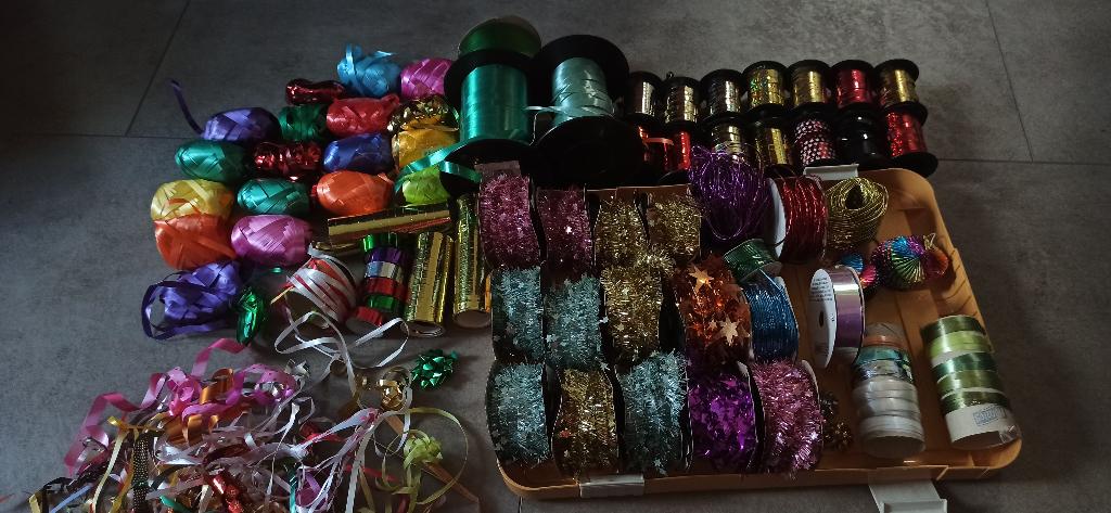 ruim 100 rolletjes sierlint, Overige thema's, Nieuw, Meerkleurig, Ophalen of Verzenden
