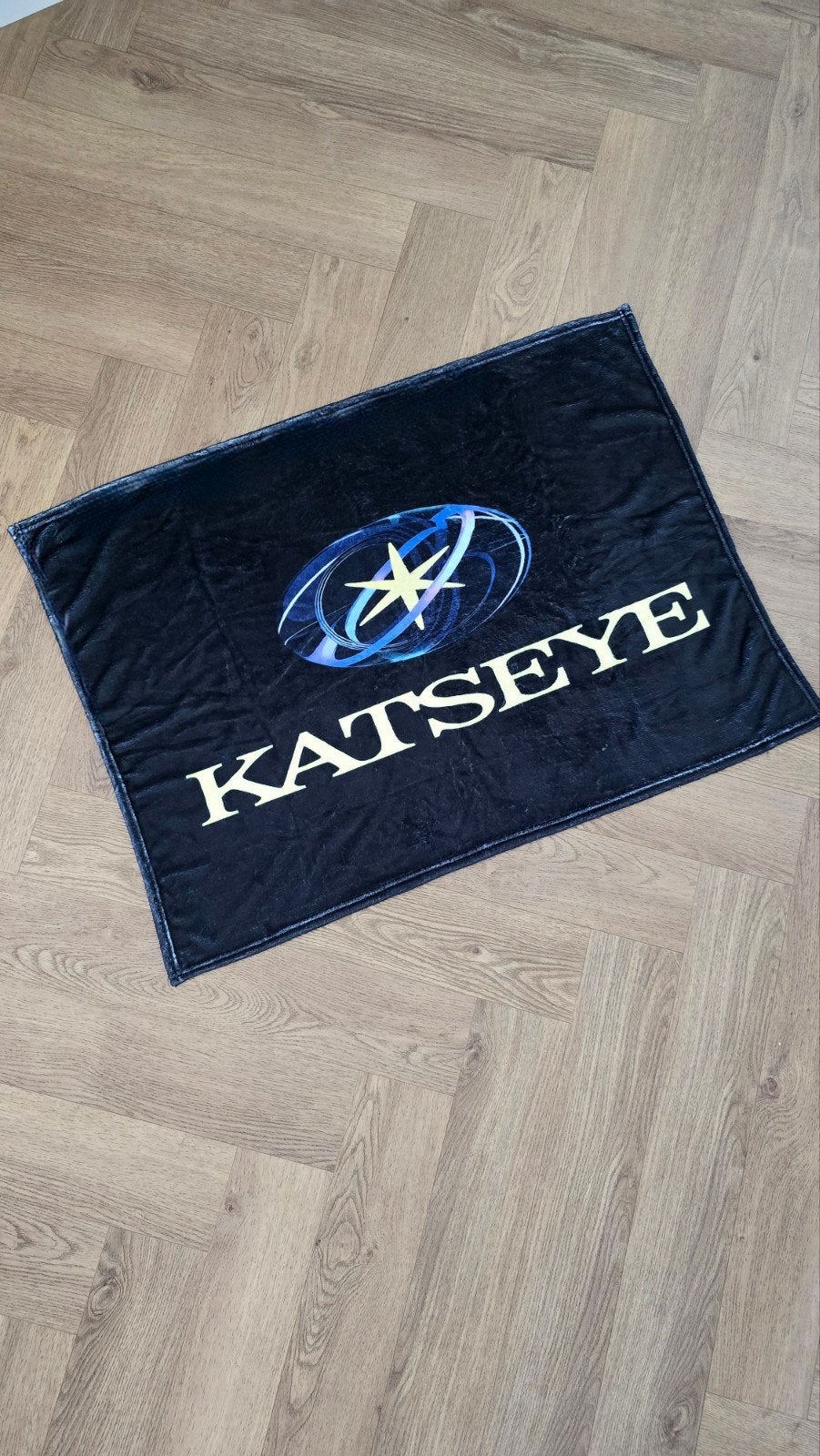 Zachte fleece kleedje/handdoek met Katseye logo - 70x100cm, Ophalen of Verzenden, Nieuw, Rechthoekig, 50 tot 100 cm