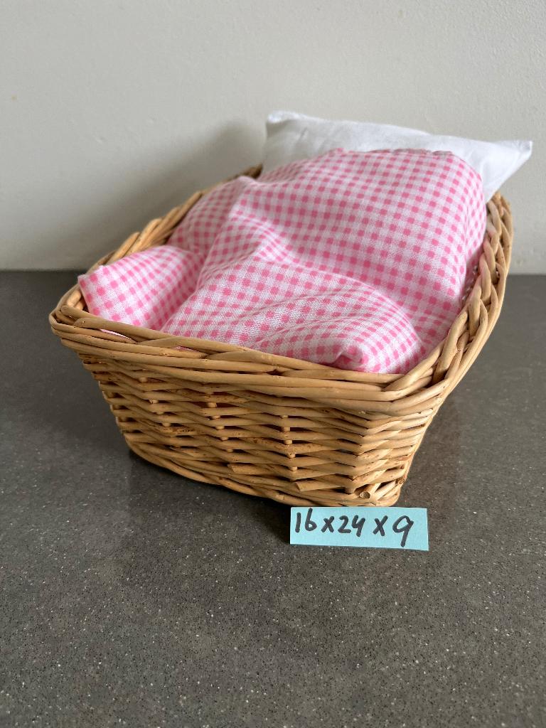 Schattig poppenmandje met beddengoed., Ophalen of Verzenden, Nieuw, Babypop