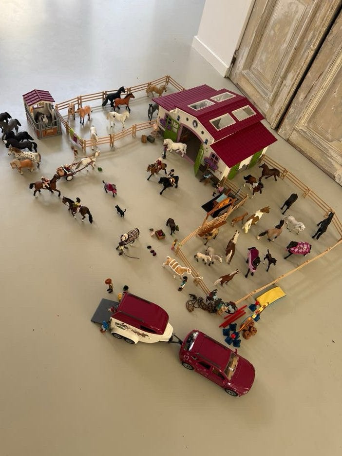 Grote Schleich paardenset met stal, auto, trailer en meer!, Ophalen, Gebruikt