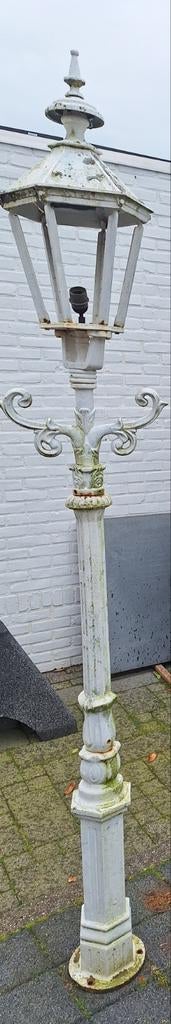 Giet ijzeren lantaarn te koop., Gebruikt, Staande lamp, Ophalen of Verzenden, Netvoeding