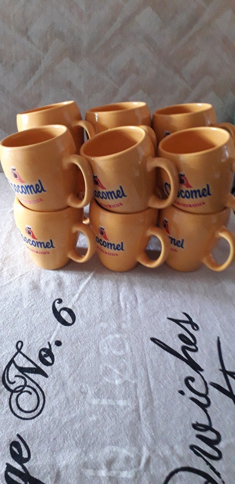 12 chocomel bekers, Ophalen, Zo goed als nieuw, Overige stijlen, Kop(pen) en/of Schotel(s)