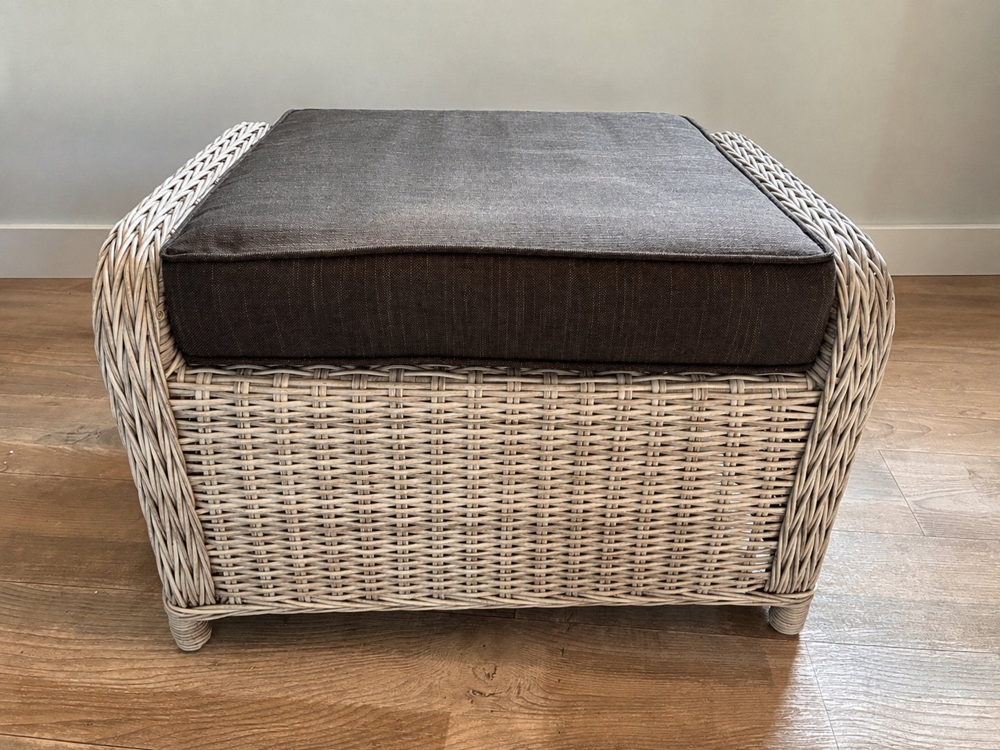 2x Rotan Hocker/ Voetenbank met Kussen, Huis en Inrichting, Ophalen, 50 tot 75 cm, Riet of Rotan, Zo goed als nieuw