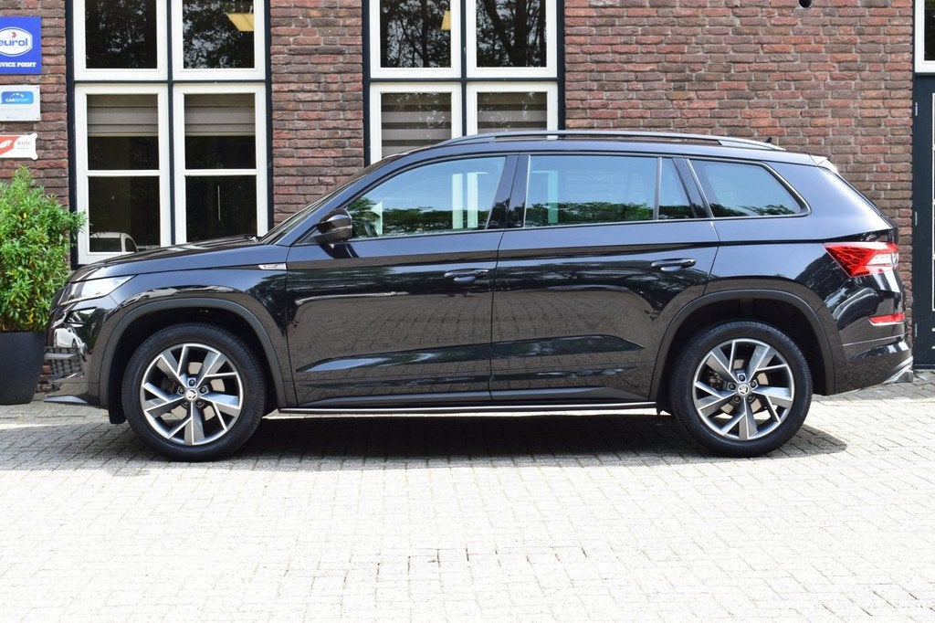 Skoda Kodiaq 1.5 TSI DSG Aut. Sportline Panoramadak | Camera, Auto's, Skoda, 4 cilinders, Zwart, Bedrijf, Kodiaq