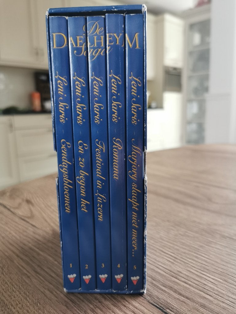 103 ... Leni Saris - De Daelheym Saga set in luxe cadeaubox, Ophalen of Verzenden, Zo goed als nieuw
