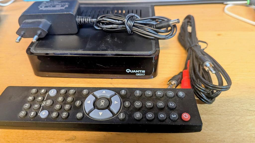 Quantis QE317 DVB-C Digitale Radiotuner – Compleet – €30, Ophalen of Verzenden, Zo goed als nieuw