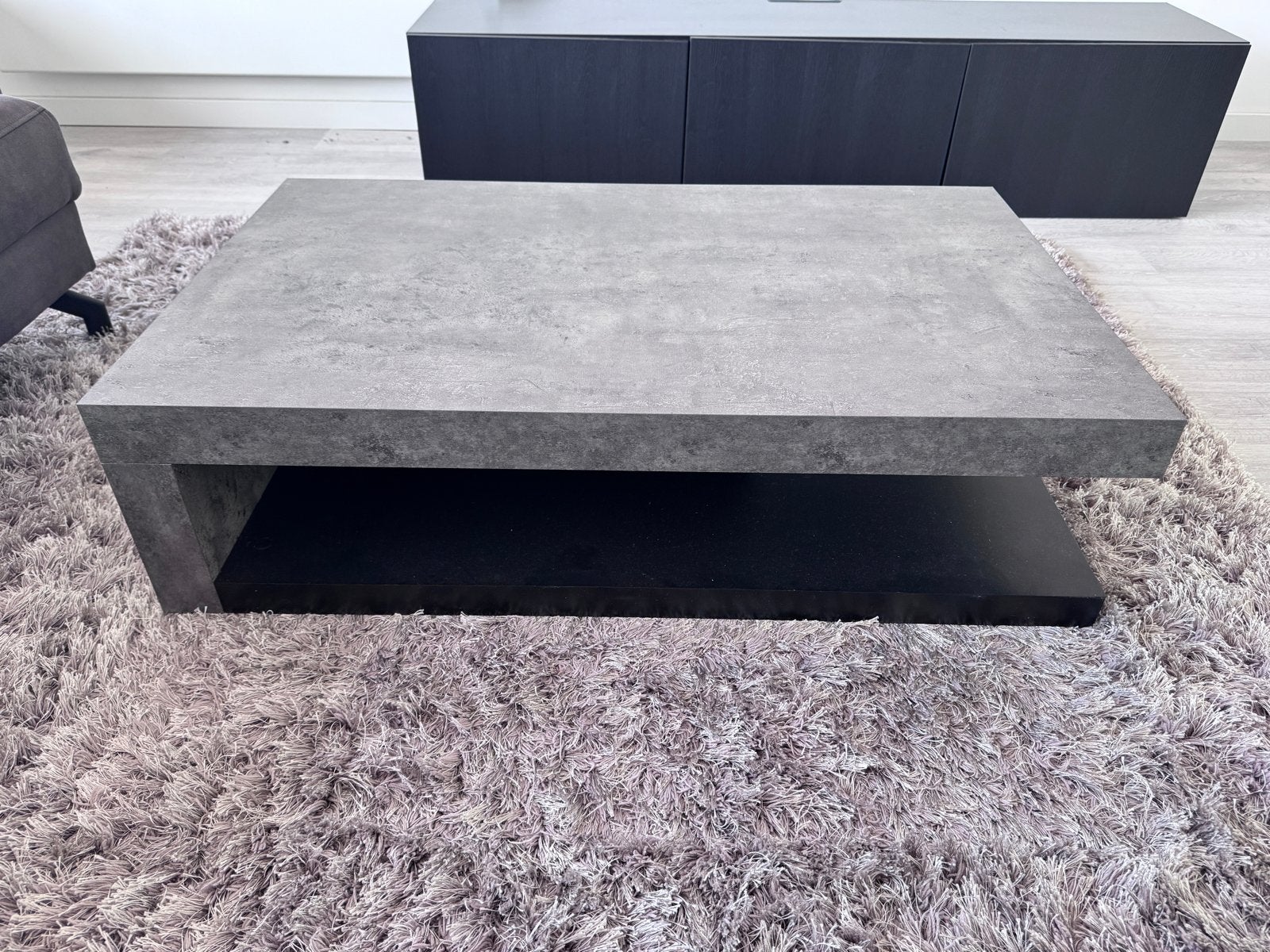 Robuuste Detroit salontafel in betonlook met zwart onderblad, Ophalen, Overige materialen, Gebruikt, 100 tot 150 cm