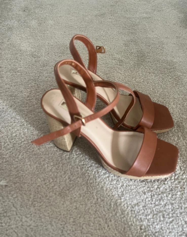 Blokhak bruin, Bruin, Ophalen of Verzenden, Zo goed als nieuw, Schoenen met hoge hakken