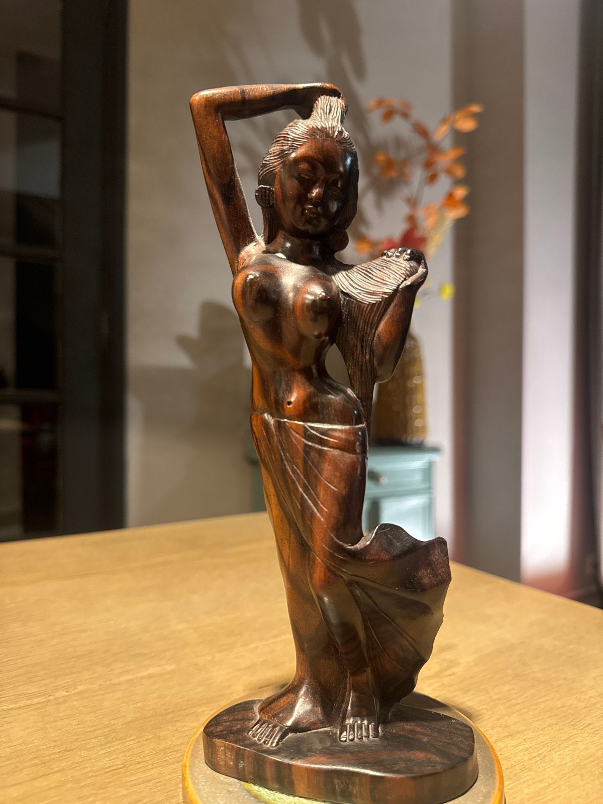 Balinees beeldje van een vrouw, handgemaakt, Ophalen of Verzenden, Handgemaakt, 20 - 50 cm, Beeld