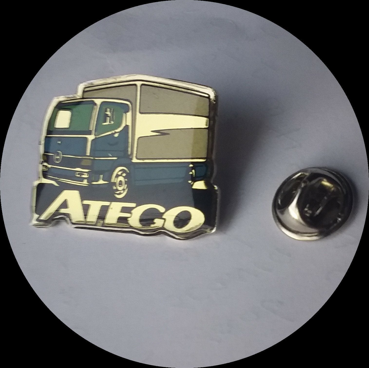 MERCEDES BENZ ATEGO pin, blauw, Ophalen of Verzenden, Zo goed als nieuw, Transport, Speldje of Pin