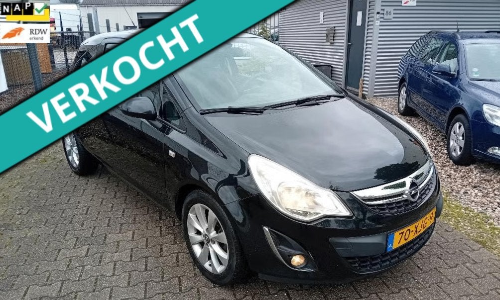 Opel Corsa 1.2 16V LPG 3D 2012 Zwart NIEUWE APK!! AIRCO!!, Voorwielaandrijving, 83 pk, Zwart, 4 cilinders