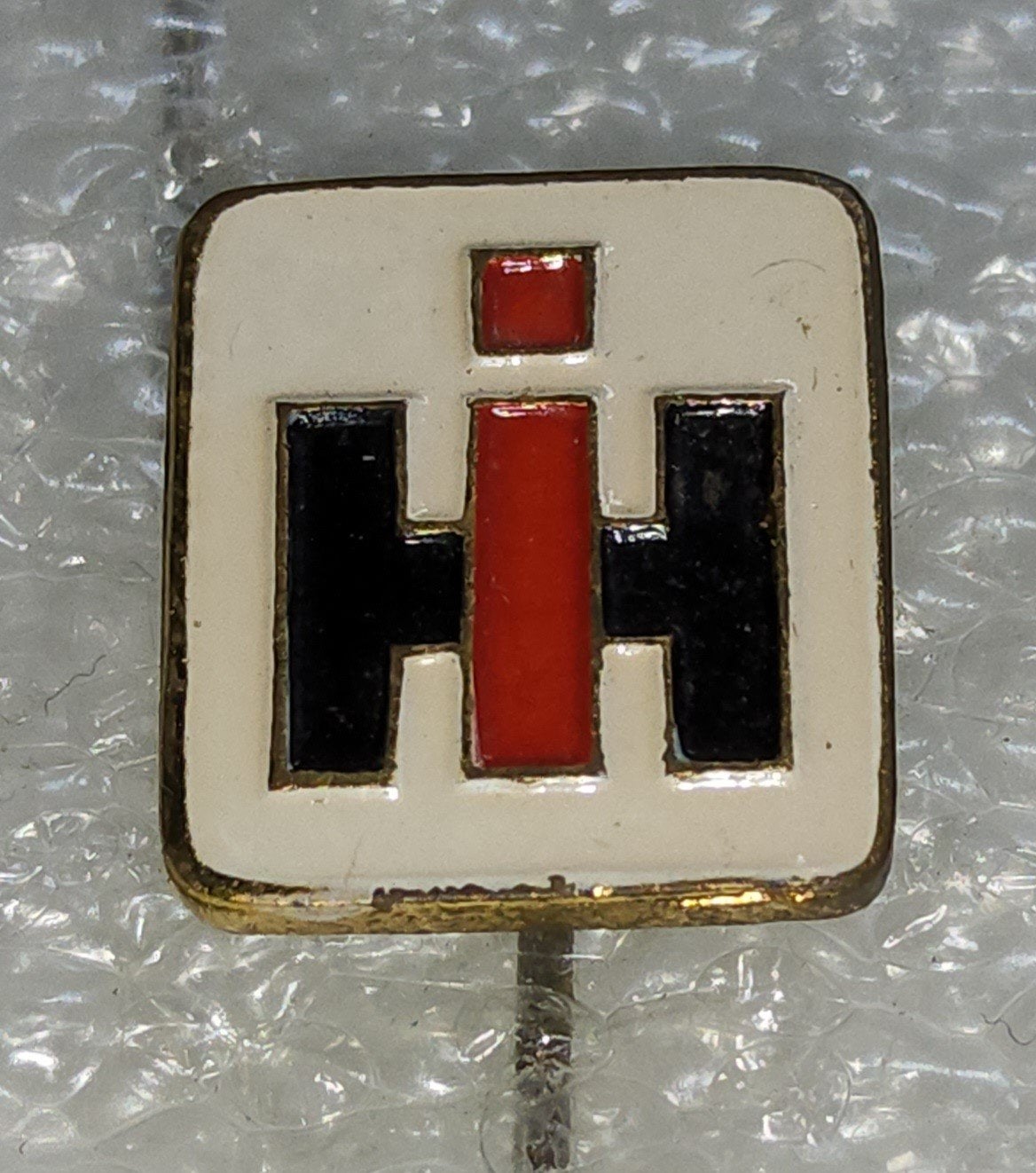 Vintage Speldje International Harvester Logo, Verzamelen, Ophalen of Verzenden, Gebruikt, Merk, Speldje of Pin