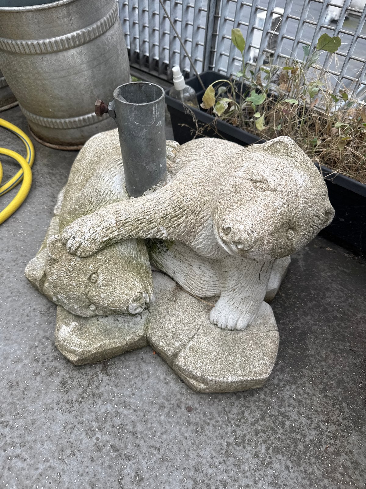 Betonnen parasolvoet met berenbeeld, Tuin en Terras, Ophalen, Gebruikt, Beton, Dierenbeeld