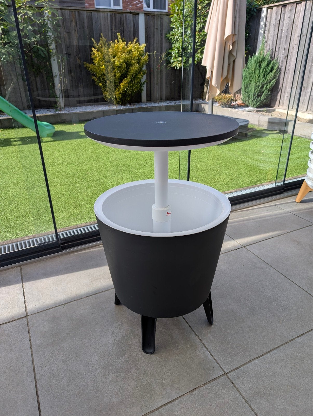 Keter Cool Bar / Tafel - Buitenkoeler en Bijzettafel, Ophalen, Gebruikt, Rond, Kunststof