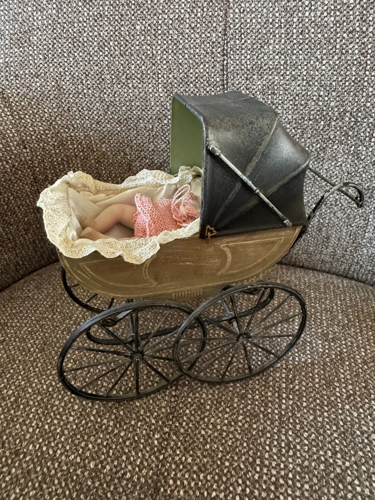 Miniatuur poppenwagen met Porseleinen Baby (De Poppenboom, Ophalen of Verzenden
