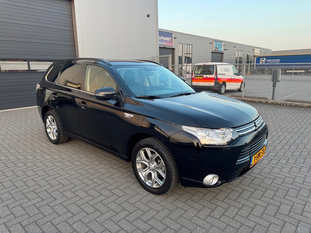 Mitsubishi Outlander 2.0 PHEV instyle, 4 cilinders, Zwart, Vierwielaandrijving, Hybride Elektrisch/Benzine