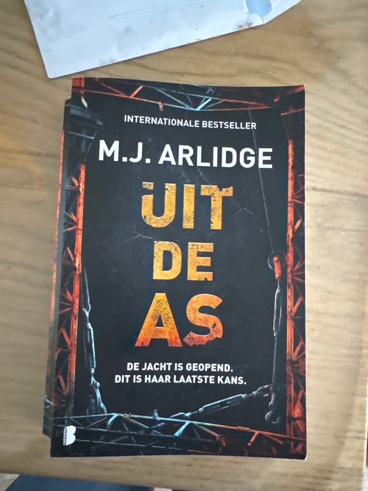 M.J. Arlidge - Uit de As (Paperback), Ophalen of Verzenden, Gelezen, Europa overig