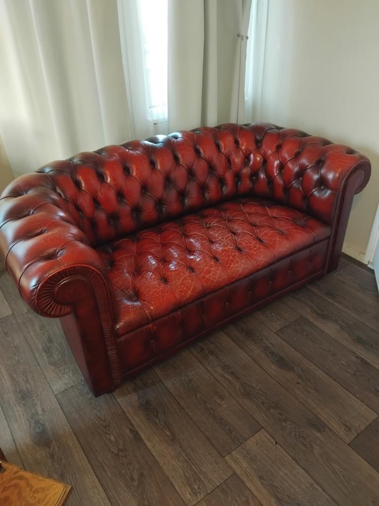 Vintage Chesterfield bank, rood leer, 2-zits, Ophalen, Gebruikt, Chesterfield, Vintage, Klassiek, 150 tot 200 cm