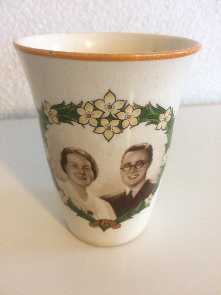 Te koop oude beker van Juliana en Bernard., Ophalen of Verzenden, Gebruikt, Nederland, Servies