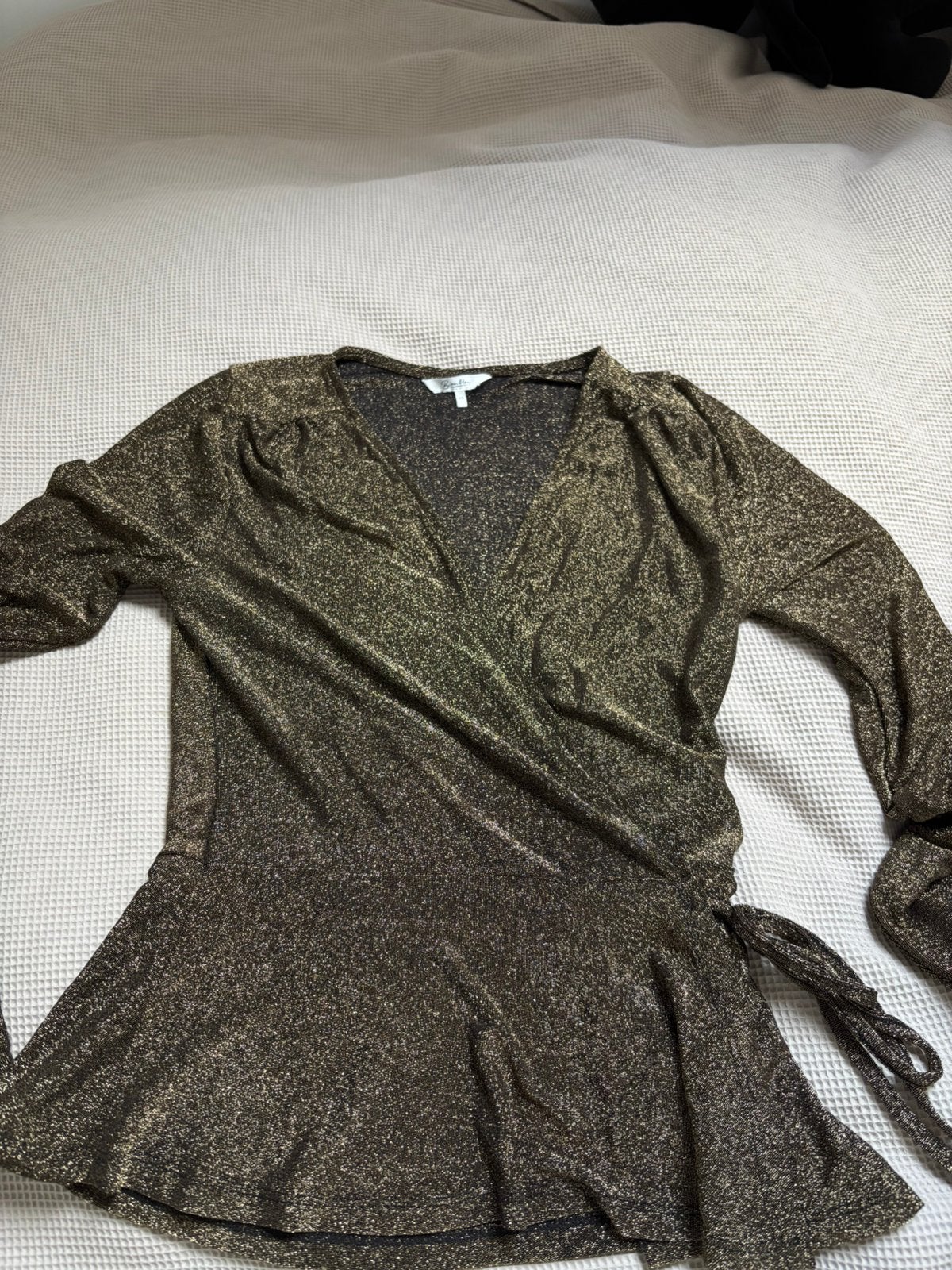 Gouden glitter top met lange mouwen en overslag, Kleding | Dames, Ophalen of Verzenden, Zo goed als nieuw, Lange mouw, Maat 34 (XS) of kleiner