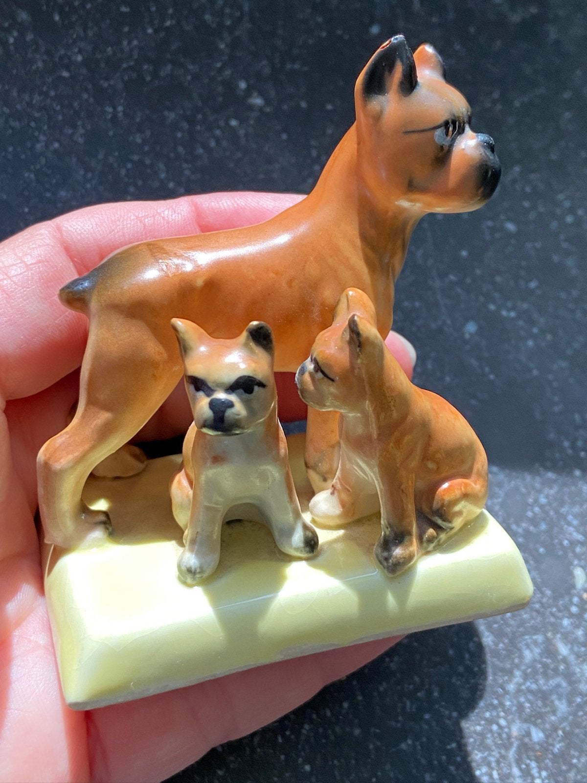 Oud beeldje jaren 50 van hond boxer plus 2 puppies, Verzamelen, Beelden en Beeldjes, Ophalen of Verzenden, Gebruikt, Dier