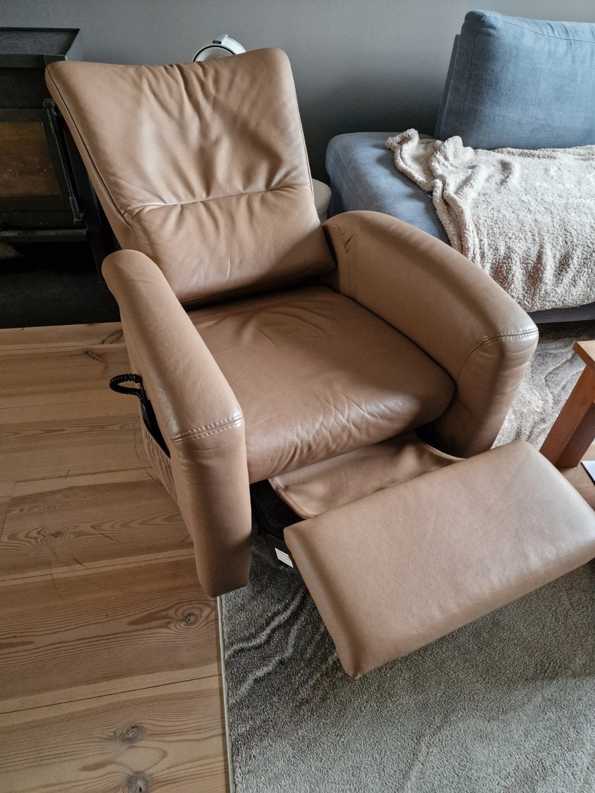Comfortabele leren relaxfauteuil met voetensteun, Huis en Inrichting, Fauteuils, Ophalen, Gebruikt, Modern comfort, 75 tot 100 cm
