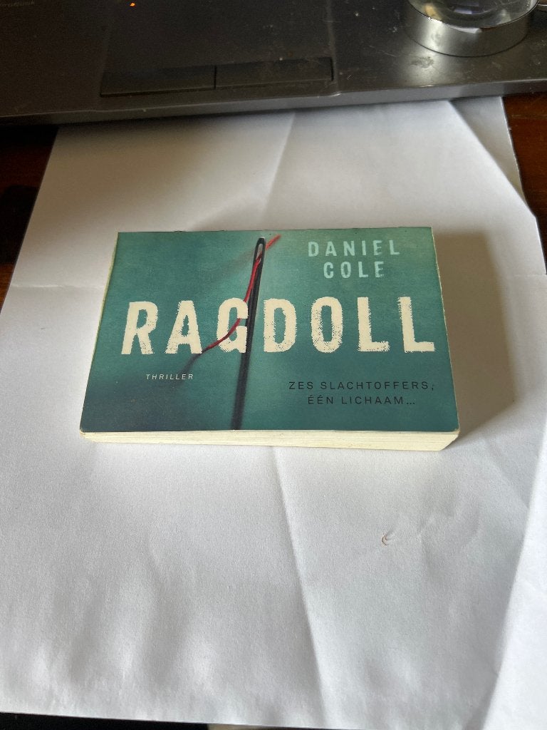 Daniel Cole – Ragdoll Dwarsligger 445, Ophalen of Verzenden, Zo goed als nieuw, Daniel Cole