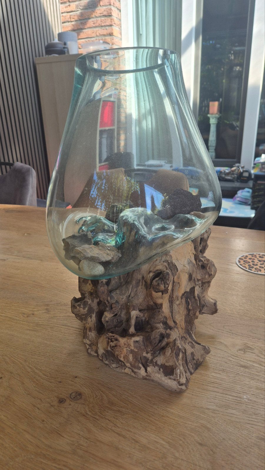 Unieke glazen vaas op natuurlijke houten sokkel, Antiek en Kunst, Ophalen