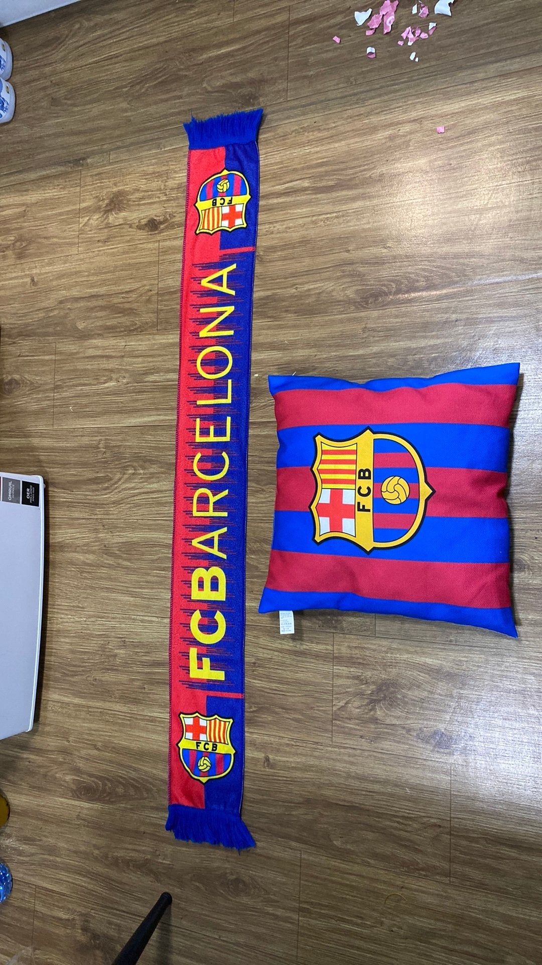 Barcelona sjaal-bid van 10€. Barcelona kissen-bid van 7€, Ophalen, Zo goed als nieuw, Overige maten, Sjaal