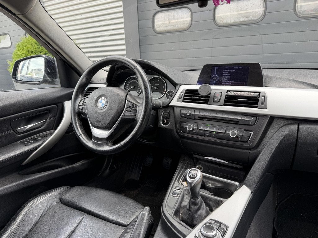 BMW 3-serie Touring 320d Upgrade Edition | Navigatie | Leder, Auto's, BMW, 21 km/l, Achterwielaandrijving, Zwart, 4 cilinders